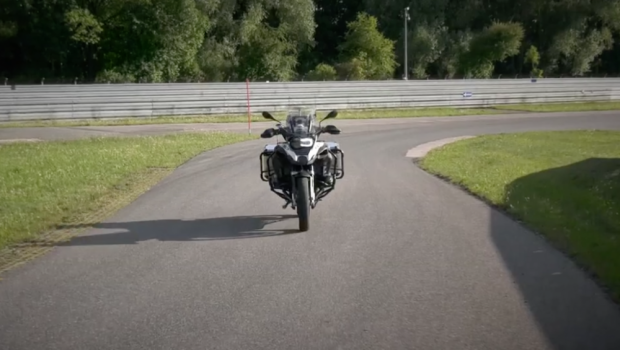 
	Viitorul e AICI! BMW a construit prima motocicleta care merge fara pilot! Cum se descurca pe sosea: VIDEO
