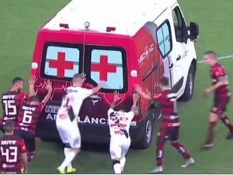 
	VIDEO | Ambulanta s-a stricat pe teren! Jucatorii s-au mobilizat imediat: meciul s-a reluat dupa cateva minute
