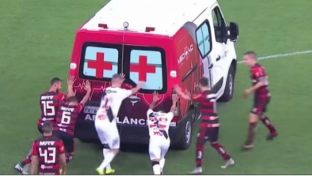 
	VIDEO | Ambulanta s-a stricat pe teren! Jucatorii s-au mobilizat imediat: meciul s-a reluat dupa cateva minute
