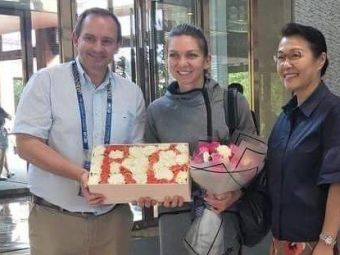 
	SIMONA HALEP a ajuns la Wuhan! Chinezii au asteptat-o cu tort si flori la aeroport. FOTO
