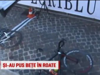 
	Au schimbat spitele pe spituri :)) VIDEO | Doi ciclisti s-au luat la bataie in timpul cursei si au fost la un pas sa fie calcati de masina organizatorilor
