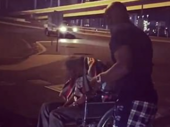 
	Gestul incredibil al lui Mayweather! I-a dat 1.000 de dolari unui om de pe strada aflat in scaun cu rotile! Cum a reactionat barbatul

