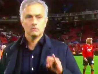 
	FOTO | Mourinho a rabufnit dupa meciul cu Valencia! Gestul surprins de camerele TV: cui i-a fost adresat &quot;mesajul&quot;
