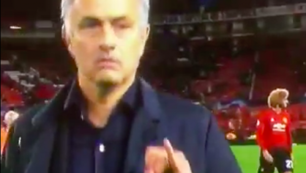 
	FOTO | Mourinho a rabufnit dupa meciul cu Valencia! Gestul surprins de camerele TV: cui i-a fost adresat &quot;mesajul&quot;
