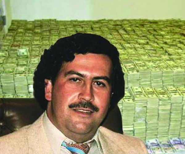 Cum a fost surprins celebrul Pablo Escobar cand a fost la Disney alaturi de familia sa! Imaginea e GENIALA_2