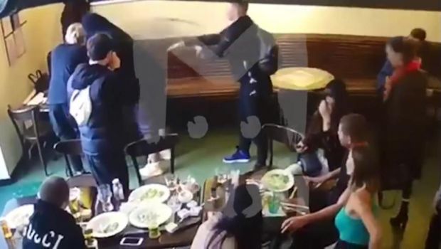 
	&quot;Erau bauti si drogati!&quot; Doi jucatori din nationala Rusiei risca sa ajunga la INCHISOARE dupa un atac intr-o cafenea! Victimele atacului au ajuns la spital! VIDEO
