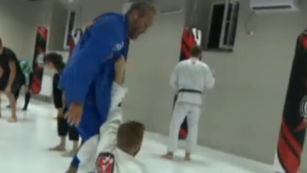 
	Un francez lupta pentru Romania la jiu-jitsu brazilian! Are adversari cu 30 de ani mai tineri
