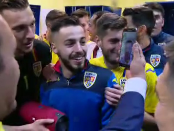 
	ROMANIA U21 LA EURO 2019 | &quot;O tara intreaga va iubeste!&quot; Moment emotionant in vestiar dupa calificare! Jucatorii l-au sunat pe Isaila sa-i multumeasca
