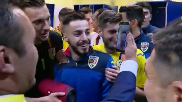 
	ROMANIA U21 LA EURO 2019 | &quot;O tara intreaga va iubeste!&quot; Moment emotionant in vestiar dupa calificare! Jucatorii l-au sunat pe Isaila sa-i multumeasca
