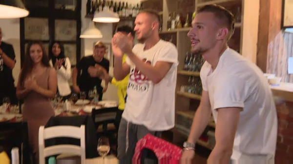 ROMANIA U21 LA EURO 2019 | N-au venit singuri la petrecere! NEBUNIA a continuat in oras! Cum au petrecut jucatorii nationalei U21 dupa calificare_4