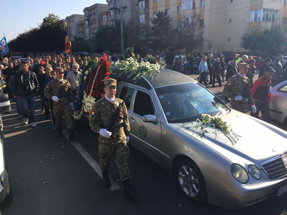 DURERE MAXIMA | Ilie Balaci, inmormantat cu onoruri militare! Mii de oameni au venit sa-si ia ADIO de la Minunea Blonda! VIDEO_19