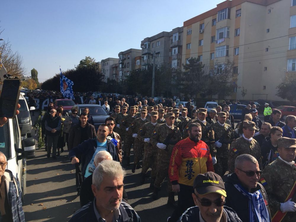 DURERE MAXIMA | Ilie Balaci, inmormantat cu onoruri militare! Mii de oameni au venit sa-si ia ADIO de la Minunea Blonda! VIDEO_20