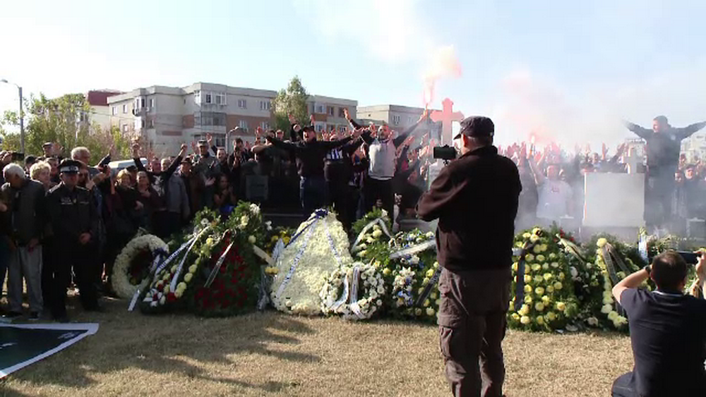 DURERE MAXIMA | Ilie Balaci, inmormantat cu onoruri militare! Mii de oameni au venit sa-si ia ADIO de la Minunea Blonda! VIDEO_21