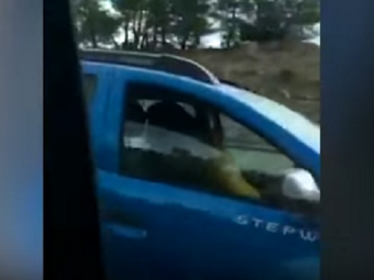 
	VIDEO // Imagini incredibile surprinse intr-o Dacia: au facut sex in timp ce mergeau pe autostrada! Ce risca soferul
