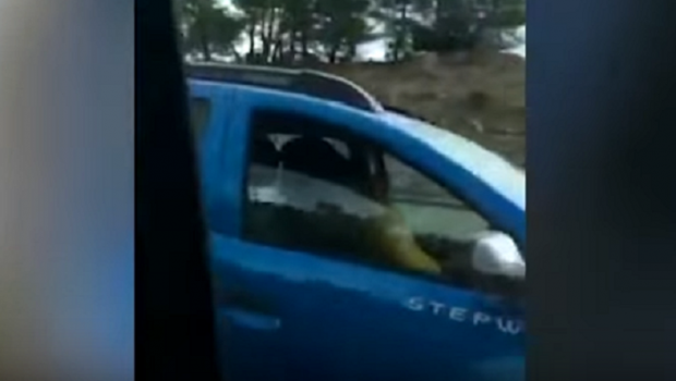 
	VIDEO // Imagini incredibile surprinse intr-o Dacia: au facut sex in timp ce mergeau pe autostrada! Ce risca soferul
