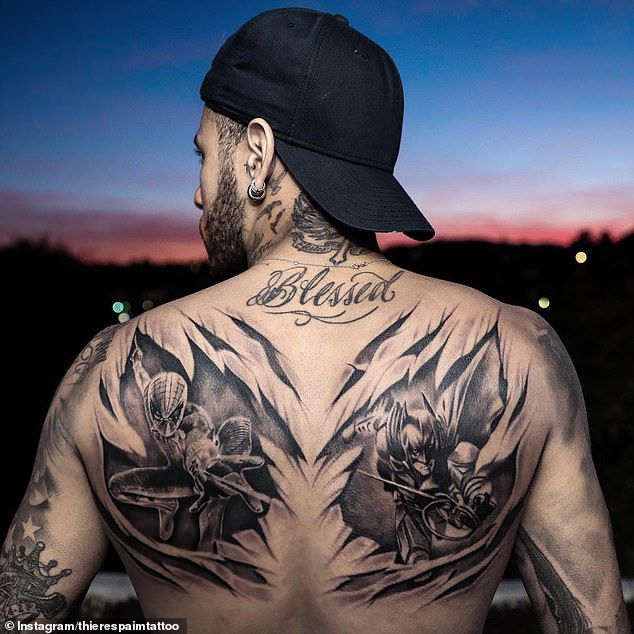Neymar socheaza! Si-a tatuat tot spatele cu doua personaje faimoase inaintea meciului cu Napoli! FOTO_2