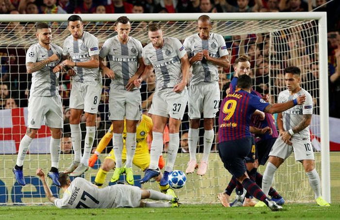 FAZA SERII in Champions League: Brozovic s-a aruncat SUB zid si i-a furat golul lui Suarez. Reactia lui Messi :)_1