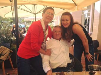 
	Cum arata acum fiica lui Mircea Sandu! Raluca are patru copii, e maritata cu un milionar si si-a deschis restaurant la Monte Carlo. FOTO
