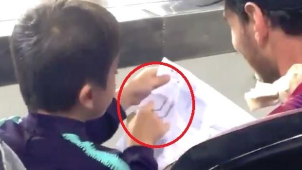
	Fiul lui Messi e fan Ronaldo? Ce a putut sa deseneze in timp ce se afla pe Camp Nou la meciul cu Inter. VIDEO
