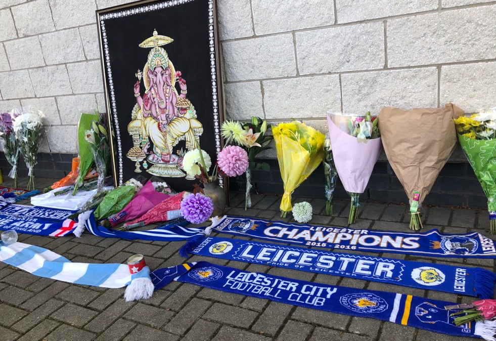 GALERIE FOTO | Fanii lui Leicester au creat un adevarat altar la stadion: Imagini EMOTIONANTE dupa accidentul de elicopter in care si-ar fi pierdut viata patronul clubului_1