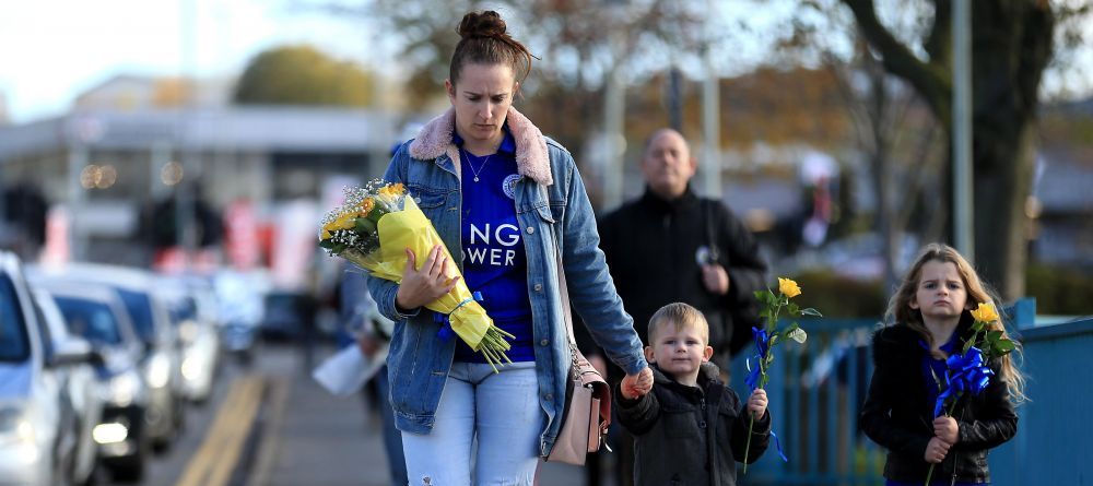 GALERIE FOTO | Fanii lui Leicester au creat un adevarat altar la stadion: Imagini EMOTIONANTE dupa accidentul de elicopter in care si-ar fi pierdut viata patronul clubului_3