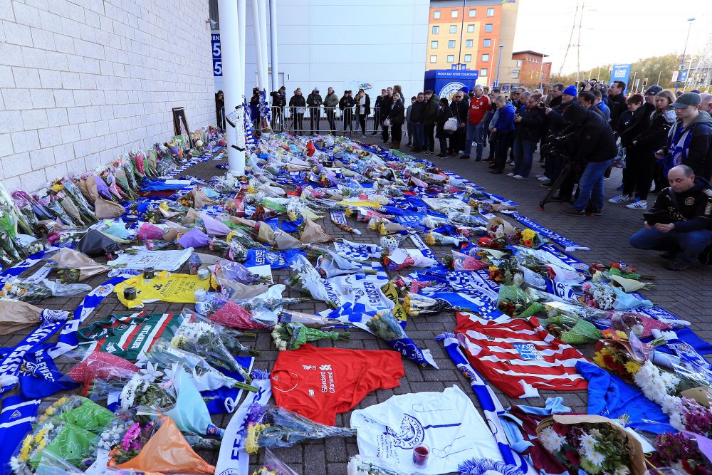 GALERIE FOTO | Fanii lui Leicester au creat un adevarat altar la stadion: Imagini EMOTIONANTE dupa accidentul de elicopter in care si-ar fi pierdut viata patronul clubului_4