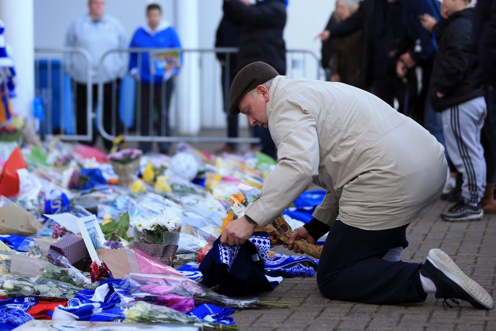 GALERIE FOTO | Fanii lui Leicester au creat un adevarat altar la stadion: Imagini EMOTIONANTE dupa accidentul de elicopter in care si-ar fi pierdut viata patronul clubului_5