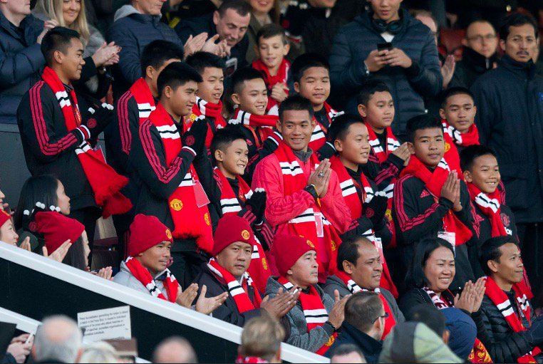 Clipe de SENZATIE pentru cei 12 pusti thailandezi scapati miraculos din pestera! Ce a facut azi Manchester United pentru ei_3