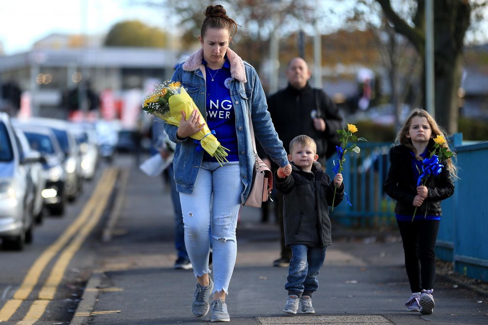 "Mister, multumim ca ne-ai invatat sa visam". Imagini emotionante la stadionul lui Leicester, unde mii de oameni au depus flori. Familia patronului, primita cu caldura: FOTO_2
