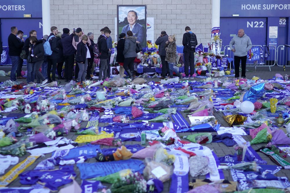"Mister, multumim ca ne-ai invatat sa visam". Imagini emotionante la stadionul lui Leicester, unde mii de oameni au depus flori. Familia patronului, primita cu caldura: FOTO_8