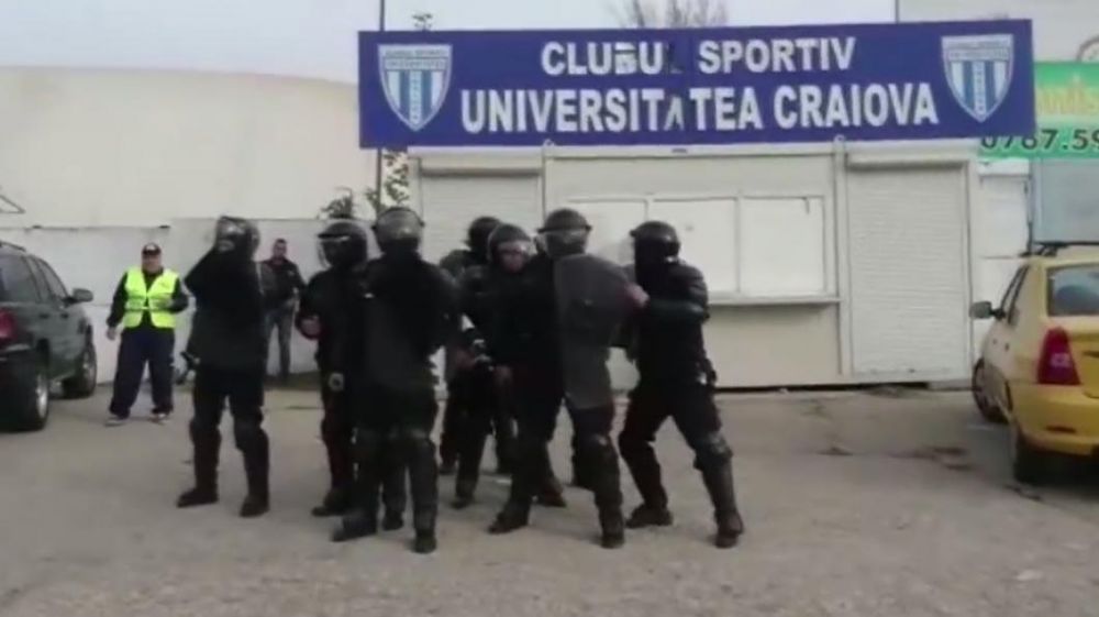 VIOLENTE TERIBILE in Craiova! 9 jandarmi au ajuns la spital dupa o confruntare cu suporterii echipei lui Mititelu_1