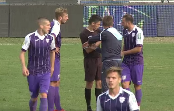 Comedia etapei in Romania: arbitrul a uitat de prelungiri, apoi a chemat fotbalistii de la vestiare sa mai joace 2 minute :)_1