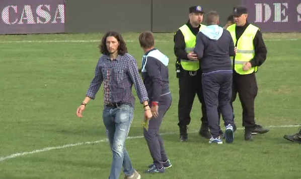 Comedia etapei in Romania: arbitrul a uitat de prelungiri, apoi a chemat fotbalistii de la vestiare sa mai joace 2 minute :)_2