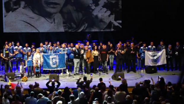 
	VIDEO: Bucuresti, ce moment! 4000 de oameni canta in picioare imnul Craiovei: &quot;Va multumim ca reusiti sa treceti peste orgolii sportive!&quot;
