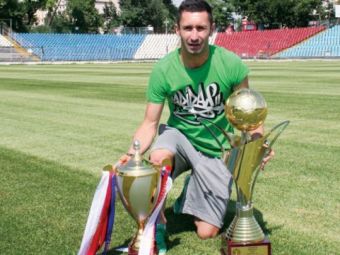 
	Un campion al Romaniei e antrenor din Liga a 3-a si jucator in a 4-a! GENIAL: echipa pe care o antreneaza are mai putine goluri decat a dat el pentru echipa la care joaca :))
