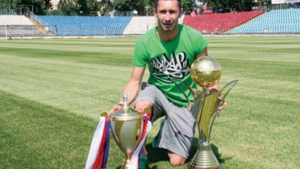 
	Un campion al Romaniei e antrenor din Liga a 3-a si jucator in a 4-a! GENIAL: echipa pe care o antreneaza are mai putine goluri decat a dat el pentru echipa la care joaca :))
