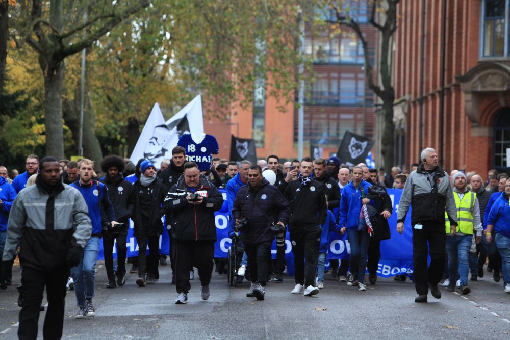 Moment incredibil la Leicester in timpul marsului pentru patronul Vichai Srivaddhanaprabha! Ce a aparut deasupra stadionului: GALERIE FOTO_4