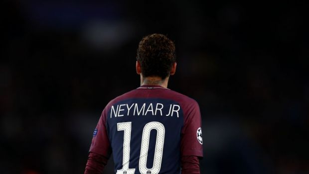 
	FOOTBALL LEAKS | Cat au platit cei de la PSG pentru prezentarea inedita a lui Neymar! Cat a costat sa lumineze Turnul Eiffel in culorile clubului
