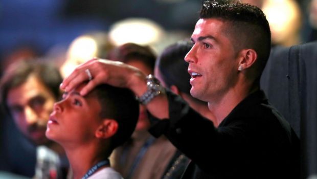 
	Cum s-a distrat Cristiano Ronaldo la Londra! Cine l-a acompaniat pe starul portughez la cina intr-un restaurant de lux: Fotografia de 2 milioane de like-uri
