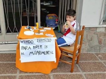 
	Tu cat de mult iti iubesti echipa?! Imaginea zilei: la 6 ani, un pusti si-a scos jucariile la vanzare pentru a merge la finala Copei Libertadores!

