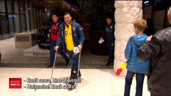 
	MUNTENEGRU - ROMANIA, MARTI LA PRO TV | Nationala, asteptata de 5 fani in Muntenegru! Si-au facut poze cu jucatorii lui Contra
