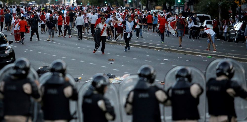 FOTO | Imaginile dezastrului! 56 de fani arestati dupa o noapte DE FOC in Argentina: politia a scos trupele speciale pe strazi_1