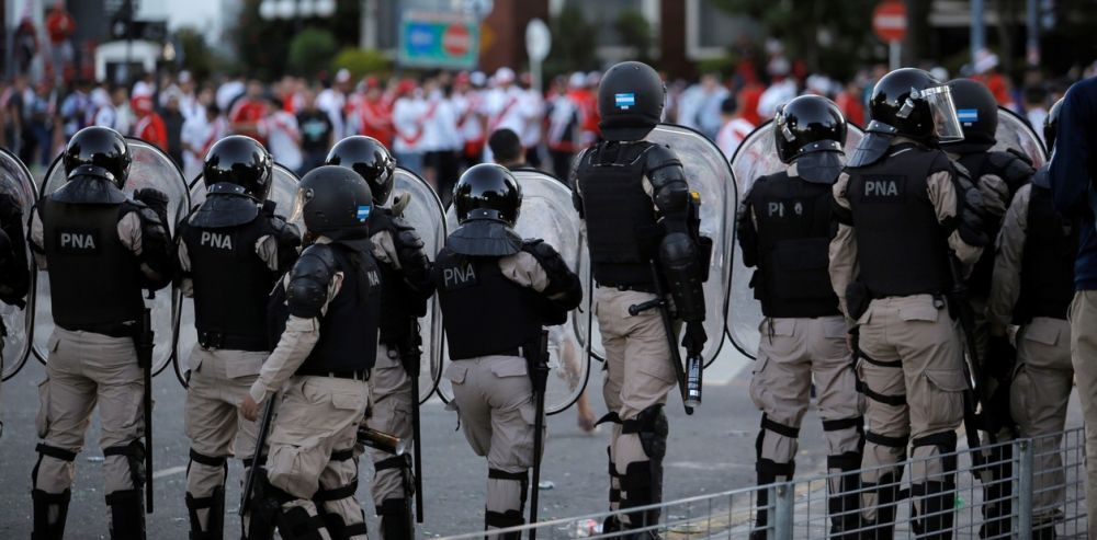 FOTO | Imaginile dezastrului! 56 de fani arestati dupa o noapte DE FOC in Argentina: politia a scos trupele speciale pe strazi_2
