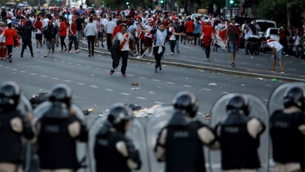 
	FOTO | Imaginile dezastrului! 56 de fani arestati dupa o noapte DE FOC in Argentina: politia a scos trupele speciale pe strazi
