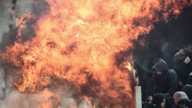 
	La un pas de tragedie la AEK - Ajax in UEFA Champions League! Un cocktail Molotov a explodat pe stadion

