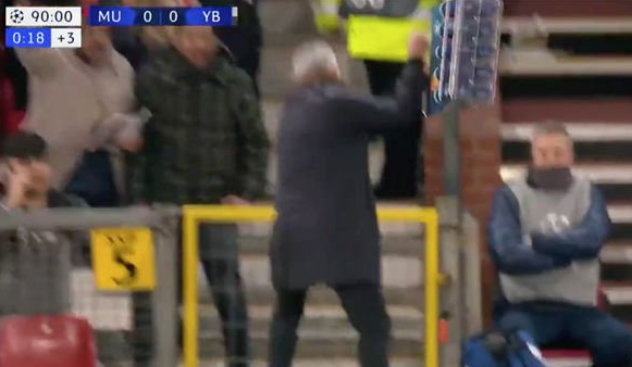 
	Descatusarea lui Mourinho la marginea terenului! IMAGINILE SERII vin de pe Old Trafford: Ce a facut la golul lui Fellaini | VIDEO
