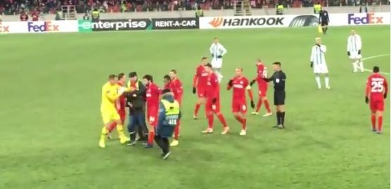 
	EUROPA LEAGUE | Un fan a intrat pe teren la Spartak - Rapid Viena si si-a certat capitanul! Rusii au reactionat imediat: &quot;Nu va mai fi vazut vreodata!&quot; :)
