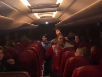 
	&quot;Din toata inima, pentru Romania!&quot; PARTY cu fetele de la nationala de handbal feminin in autocar! VIDEO
