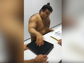 
	Filmuletul devenit viral astazi: cum da autografe cel mai tare luptator de sumo, fara sa foloseasca pixul :)
