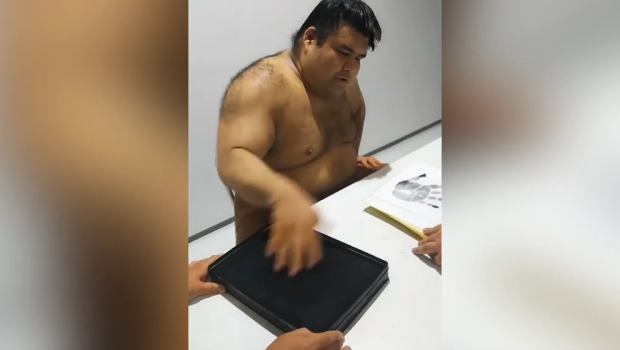 
	Filmuletul devenit viral astazi: cum da autografe cel mai tare luptator de sumo, fara sa foloseasca pixul :)
